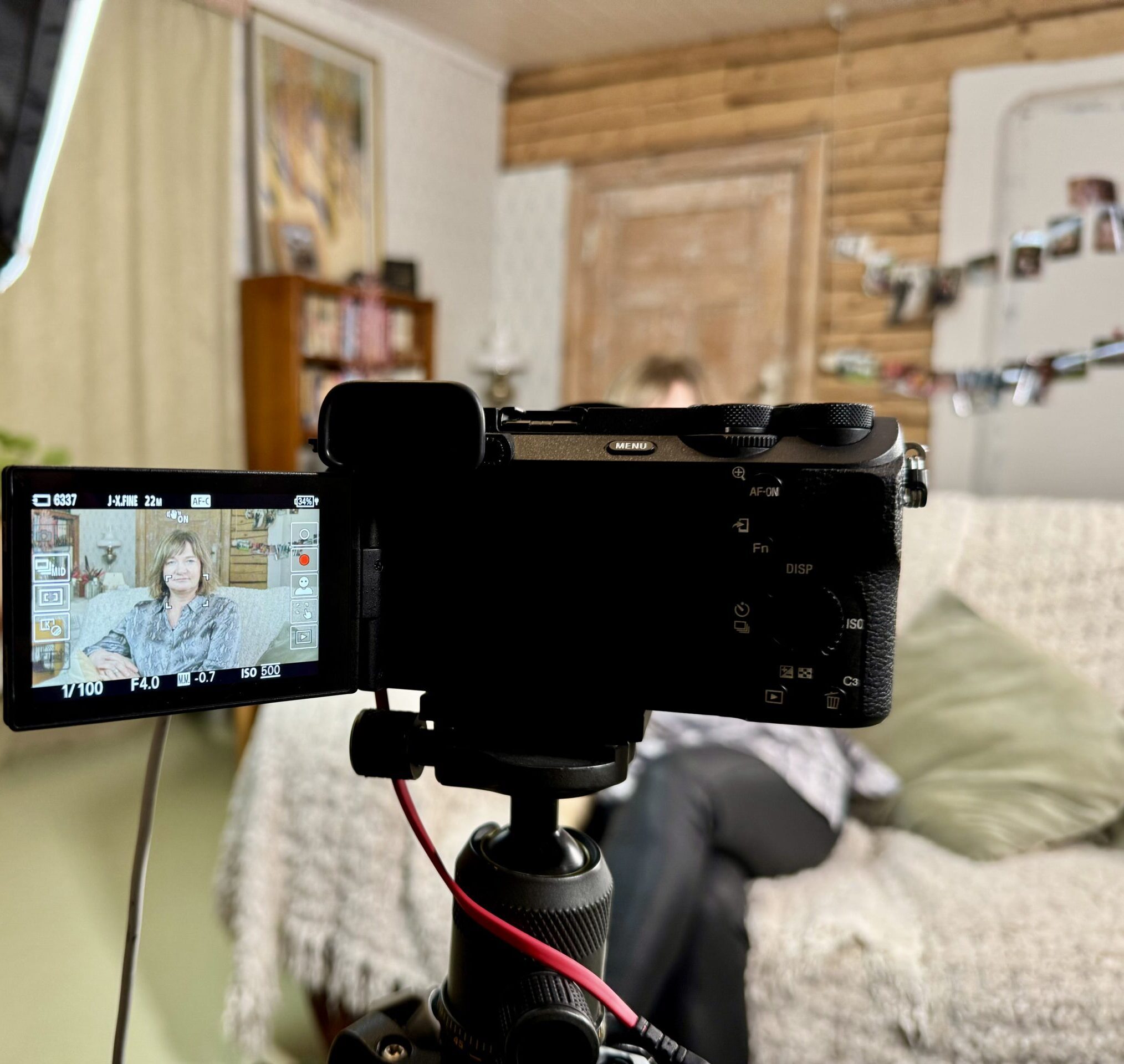 Pärimuslood – Filmid ja kaamerate rent Intervjuu tütrega tema emast.Elutoa diivanil, kaamera ja valgustehnikaga filmimine
